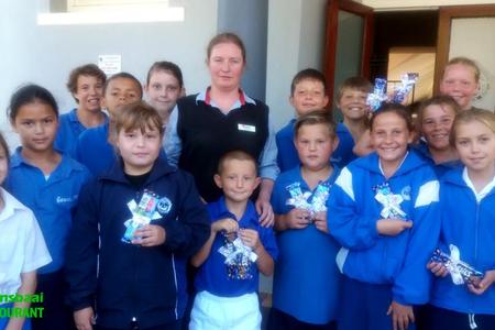 Leerders van Laerskool Gansbaai is hard aan die werk om fondse in te samel vir hul jaarlikse pretstap.Â  Chris en Petra van Rensburg van OK Foods het 200 sjokoladestafies aan die skool geskenk om die jongklomp aan te moedig om hul borglyste vol te kry.Â  Vir elke voltooide borglys, met â€˜n waarde van R150, ontvang die leerling een van die lekkernye.Â  Nicolene LÃ¶tter het OK Foods verteenwoordig. Leerders is baie opgewonde oor die pretstap wat aan die einde van die eerste kwartaal plaasvind. OK Foods het behoorlik hul harte â€˜tjoklitsâ€™ laat klop.