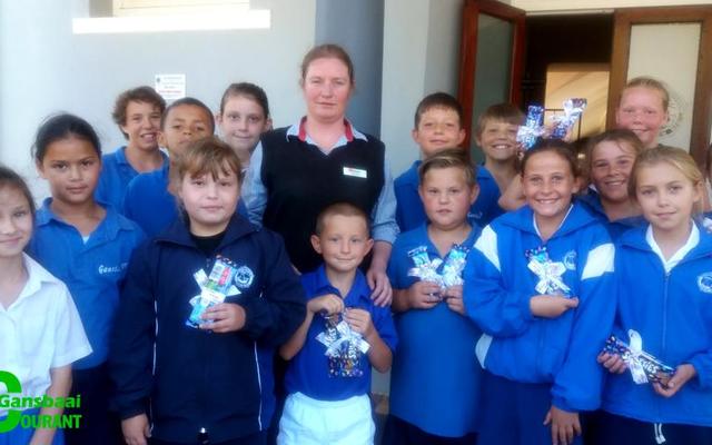 Leerders van Laerskool Gansbaai is hard aan die werk om fondse in te samel vir hul jaarlikse pretstap.Â  Chris en Petra van Rensburg van OK Foods het 200 sjokoladestafies aan die skool geskenk om die jongklomp aan te moedig om hul borglyste vol te kry.Â  Vir elke voltooide borglys, met â€˜n waarde van R150, ontvang die leerling een van die lekkernye.Â  Nicolene LÃ¶tter het OK Foods verteenwoordig. Leerders is baie opgewonde oor die pretstap wat aan die einde van die eerste kwartaal plaasvind. OK Foods het behoorlik hul harte â€˜tjoklitsâ€™ laat klop.