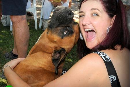 Pietie, die boelhond, wonder wat voer Nelleke Ferreira in die mou.Â  Saterdag, 1 April is dit wÃªreldwyd â€˜April Foolsâ€™ Dayâ€™. In Gansbaai reÃ«l Pearly Beach hulle maandelikse mark, Birkenhead Bootklub hou â€˜n Rock-'n-Roll dans en Helpende Hand bring Manual Escorcio en Belia se Sy en Satyn Duette Konsert na die Pretoriussaal. Wat ookal gebeur â€“ loop maar lig vir die grapjasse in jou vriendekring!