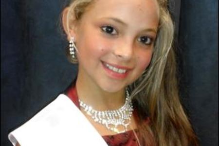 Die beeldskone Farren Appel, â€˜n graad 5 leerder, is as Gansbaai PrimÃªr se Mej Gansbaai Senior aange-wys as deel van hul 70 jaar feesviering.