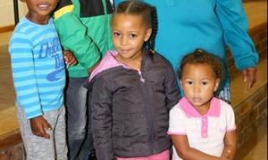 Kleinmensies kuier saam met oupas en oumas