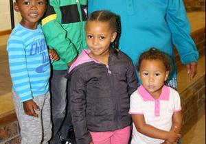 Kleinmensies kuier saam met oupas en oumas