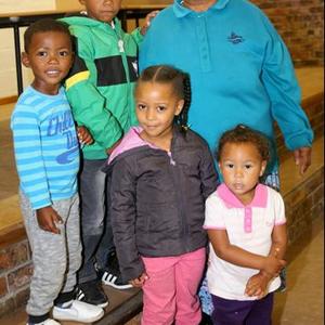 Ouma Magrieta Felix (73) was bevoorreg om met haar vier agterkleinkinders by die geleentheid te spog.  Elandri Europa staan voor met (van links voor) Willnique Makatong en twee boeties, Raden  en Harding Prins.  