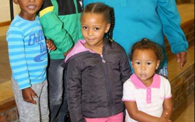 Ouma Magrieta Felix (73) was bevoorreg om met haar vier agterkleinkinders by die geleentheid te spog.  Elandri Europa staan voor met (van links voor) Willnique Makatong en twee boeties, Raden  en Harding Prins.  