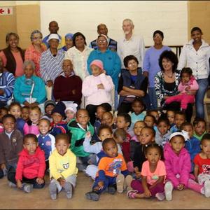 Raadslede Moira Opperman en Riana de Coning glimlag hier saam met die groot groep gaste wat die Oupa en Ouma Dag bygewoon het.