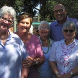 â€˜n Deel van die 42 leergierige tuinbou-Bietoubossers het seker gemaak hulle is saam met Derek Zeller (agter), gasspreker, op die foto. Vlnr Leonie Botha, Aletta LÃ¶chner, Lettie Wiese en Enna Lotz.