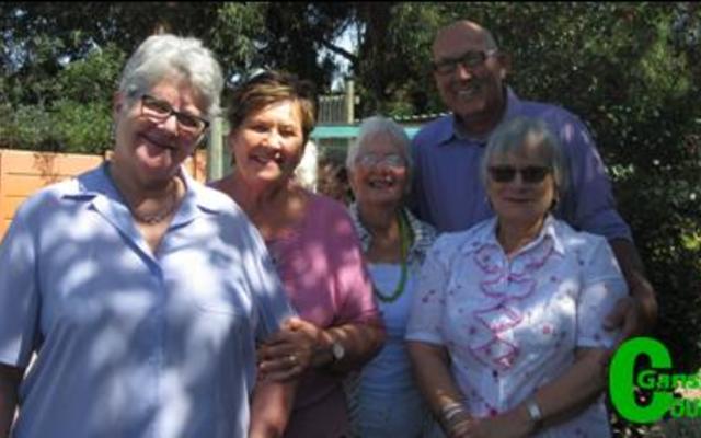 â€˜n Deel van die 42 leergierige tuinbou-Bietoubossers het seker gemaak hulle is saam met Derek Zeller (agter), gasspreker, op die foto. Vlnr Leonie Botha, Aletta LÃ¶chner, Lettie Wiese en Enna Lotz.