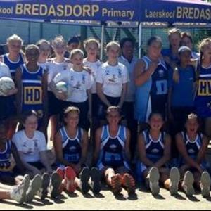 Die gedugte netbalspanne van Laerskool Bredasdorp, De Heide PrimÃªr, asook Cheam, 'n besoekende toerspan van Surrey, Engeland, wat almal die loef teen Laerskool Gansbaai moes afsteek. 
