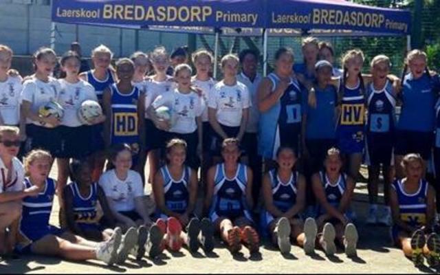 Die gedugte netbalspanne van Laerskool Bredasdorp, De Heide PrimÃªr, asook Cheam, 'n besoekende toerspan van Surrey, Engeland, wat almal die loef teen Laerskool Gansbaai moes afsteek. 