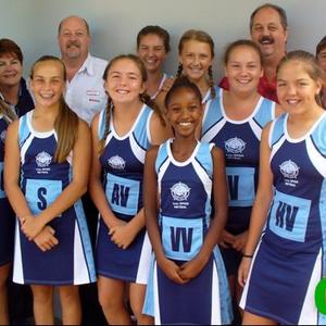 Laerskool Gansbaai se 0/13A netbalspan, wat met die louere in Bredasdorp weggestap het, pronk hier in hul nuwe netbalrokkies. Voor vlnr Lynmari Liebenberg, Monique Hugo, Nadine Groenewald, Jaydene Pieterse, Nadine Kriel en  Cailyn Smit. Agter vlnr Jolette Bezuidenhout (onderwyser), De Wet van Niekerk (borg), Anita Vermeulen, Anrie van Niekerk, Morkel van Niekerk (borg) en Marlene Koeke-moer (onderwyser).