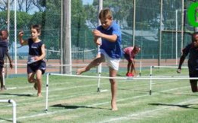 Saterdag se Mini Atletiekdag by Laerskool Gansbaai was â€˜n groot fees. Hier is die hekkiesnaellope aan die gang.