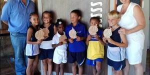 Die trofeÃ«-wenners. Vlnr Joy Hans, Lanika Mostert, Daune Kgoro, EJ Poole, Kieran Hess, en Stefan Stieger. Agter links Jaco Jonker, Overberg Agri en regs Hanneke de Wet, koÃ¶rdineerder. 