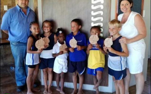 Die trofeÃ«-wenners. Vlnr Joy Hans, Lanika Mostert, Daune Kgoro, EJ Poole, Kieran Hess, en Stefan Stieger. Agter links Jaco Jonker, Overberg Agri en regs Hanneke de Wet, koÃ¶rdineerder. 