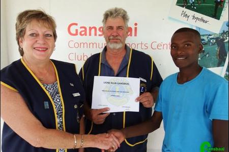 Op die foto oorhandig Marietta Hattingh en Lion Pieter de Vries die geld aan die belowende jong sportman.