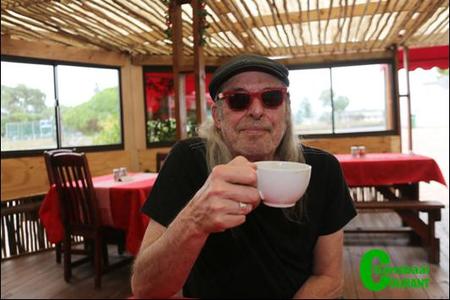 Anton Goosen kuier rustig oor â€˜n sterk koppie koffie by Tuscany Restaurant, terwyl hy van sy interessante reise oor die wÃªreld vertel. Sy reeks oor Bob Dylan is â€˜n heerlike laataand luisterprogram op RSG.