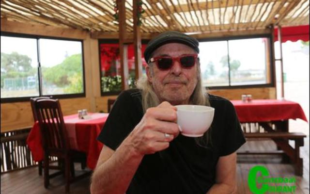 Anton Goosen kuier rustig oor â€˜n sterk koppie koffie by Tuscany Restaurant, terwyl hy van sy interessante reise oor die wÃªreld vertel. Sy reeks oor Bob Dylan is â€˜n heerlike laataand luisterprogram op RSG.