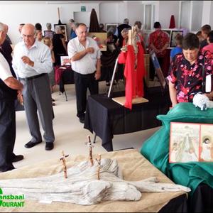 Belangstellendes wat die Lydenstyd- en Paaskunsuitalling in die Pretorius-sysaal van die NG-gemeente bygewoon het, was dit eens dat dit â€˜n leersame en puik uitstalling was.