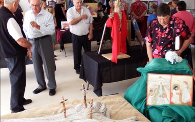 Belangstellendes wat die Lydenstyd- en Paaskunsuitalling in die Pretorius-sysaal van die NG-gemeente bygewoon het, was dit eens dat dit â€˜n leersame en puik uitstalling was.