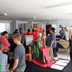 Belangstellendes wat die Lydenstyd- en Paaskunsuitalling in die Pretorius-sysaal van die NG-gemeente bygewoon het, was dit eens dat dit â€˜n leersame en puik uitstalling was.