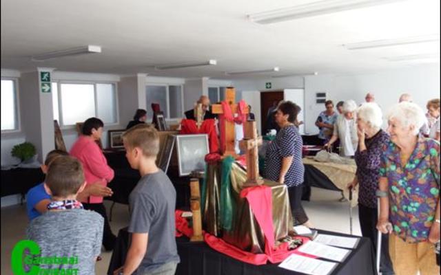 Belangstellendes wat die Lydenstyd- en Paaskunsuitalling in die Pretorius-sysaal van die NG-gemeente bygewoon het, was dit eens dat dit â€˜n leersame en puik uitstalling was.