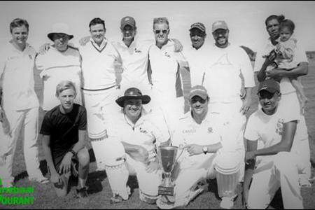 Die Gansbaai-span wat Sondag sy liga gewen het.  Agter van links:  Jonathan Doyle, Heinrich Vermeulen, Corrie Avenant, Christo Swart, Dirk Adriaan, Melvin Tobias, Emile Julies en Gershwin Dawids.  Voor:  Conrad Geldenhuys, Theuns Otto, Andre Hage en Rulf Veno.