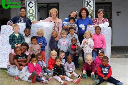 Twee vroue wat hulle gewig ingooi om van hul omliggende leefwÃªreld â€˜n beter plek te maak, is Nicolette Botha-Guthrie en Riana de Coning. Albei is DA-raadslede van die Overstrand Munisipaliteit en is onderskeidelik woonagtig in  Hermanus en Gansbaai.  Hier glimlag Nicolette (tweede van links) saam met Riana de Coning (tweede van regs), en die skoolhoof, Lisa Vos (heelregs). Die foto is geneem tydens die oorhandiging van 14 broodnodige matrassies aan die skool.