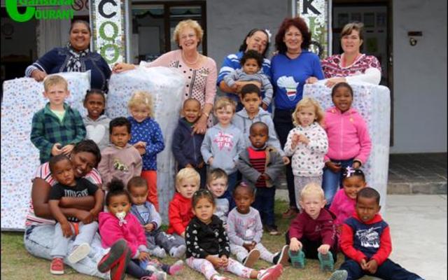 Twee vroue wat hulle gewig ingooi om van hul omliggende leefwÃªreld â€˜n beter plek te maak, is Nicolette Botha-Guthrie en Riana de Coning. Albei is DA-raadslede van die Overstrand Munisipaliteit en is onderskeidelik woonagtig in  Hermanus en Gansbaai.  Hier glimlag Nicolette (tweede van links) saam met Riana de Coning (tweede van regs), en die skoolhoof, Lisa Vos (heelregs). Die foto is geneem tydens die oorhandiging van 14 broodnodige matrassies aan die skool.