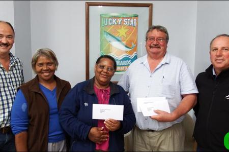 Dankbare ontvangers wat gebaat het uit Gansbaai Marine se jaarlikse â€˜oopâ€™ beursie. Vlnr Hennie Ritter (Gansbaai Marine: Rekenmeester), Elizabeth Kondokter en Magrieta Adams (Silwerjare Dienssentrum), John van Rooyen (Herberg-aan-See Tehuis vir Bejaardes en Nasorgsentrum) en AndrÃ© Coetzee (Gansbaai Marine: Besturende Direkteur).   