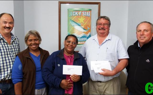 Dankbare ontvangers wat gebaat het uit Gansbaai Marine se jaarlikse â€˜oopâ€™ beursie. Vlnr Hennie Ritter (Gansbaai Marine: Rekenmeester), Elizabeth Kondokter en Magrieta Adams (Silwerjare Dienssentrum), John van Rooyen (Herberg-aan-See Tehuis vir Bejaardes en Nasorgsentrum) en AndrÃ© Coetzee (Gansbaai Marine: Besturende Direkteur).   