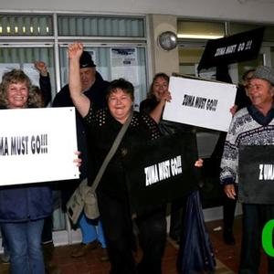 Hoewel hulle ernstig was oor dit waarvoor hulle staan, het optoggangers eers skuiling onder die biblioteek se afdak gevind, voordat hulle die reÃ«n aangedurf het.