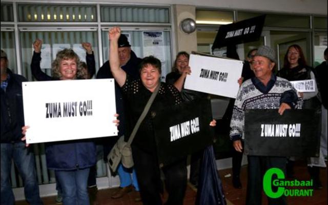 Hoewel hulle ernstig was oor dit waarvoor hulle staan, het optoggangers eers skuiling onder die biblioteek se afdak gevind, voordat hulle die reÃ«n aangedurf het.