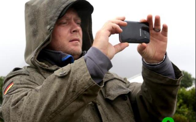 Die dorp se befaamde fotograaf, Hugh-Daniel Grobler het sy professionele kameras hierdie keer vir â€˜n selfoon verruil om â€˜n oomblik in die geskiedenis van ons land vas te vang.