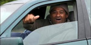 Selfs motoriste het deelgeneem deur hul motors se toeters te blaas en tekens te wys.