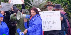 Riana de Coning wie die optog gelei het, was waternat, maar was dankbaar oor die Gansbaaiers wat kom wys het dat hulle saamstaan vir â€˜n saak waaroor hulle sterk voel.