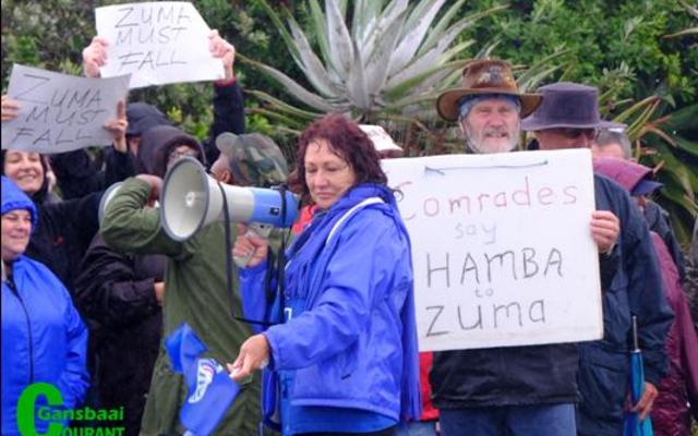 Riana de Coning wie die optog gelei het, was waternat, maar was dankbaar oor die Gansbaaiers wat kom wys het dat hulle saamstaan vir â€˜n saak waaroor hulle sterk voel.