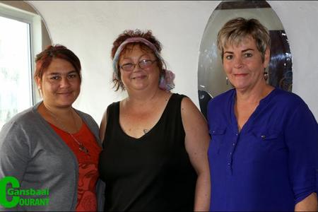Hier neem Liezel Otto, Corinne Swart (die eienaar) en Russi Brett â€˜n vinnige ruspose.Â  Hoewel hulle baie bekommerd was oor die verskuiwing van hulle Telkomlyn, werk alles weer klopdisselboom.