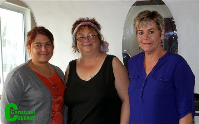 Hier neem Liezel Otto, Corinne Swart (die eienaar) en Russi Brett â€˜n vinnige ruspose.Â  Hoewel hulle baie bekommerd was oor die verskuiwing van hulle Telkomlyn, werk alles weer klopdisselboom.