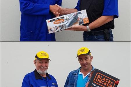 Foto bo:Â  Freddie Engelbrecht (links) ontvang â€˜n hoÃ«druk-spuit wat hy in â€˜n kompetisie by Omega Hardeware gewen het. Foto onder: Wayne Reich (regs) het die tweede prys gewen en neem sy motorstofsuier in ontvangs. In beide fotoâ€™s oorhandig Kobus van Staden,Â  die eienaar,Â  dit aan die wenners.