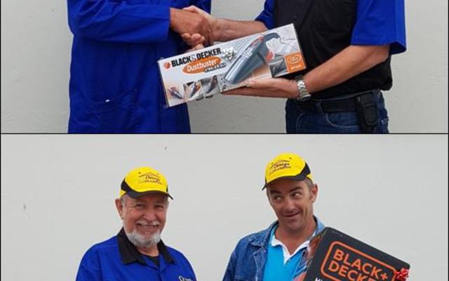 Foto bo:Â  Freddie Engelbrecht (links) ontvang â€˜n hoÃ«druk-spuit wat hy in â€˜n kompetisie by Omega Hardeware gewen het. Foto onder: Wayne Reich (regs) het die tweede prys gewen en neem sy motorstofsuier in ontvangs. In beide fotoâ€™s oorhandig Kobus van Staden,Â  die eienaar,Â  dit aan die wenners.