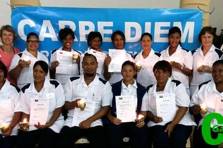 Op die foto ontvang die suksesvolle studente hul sertifikate van Elnette du Toit, area bestuurder van Kansa (links agter).Â  Die studente is voor van links:Â  Preseine Africa (hoogste lof toekenning), Shimonnay Visser, Denzil Ceasar, Natalie Pieterse, Andy Dyk en Aida Letsie.Â  Agter van links:Â  Elnette du Toit (spreker), Yolandie Jansen, Elwida Europa, Sharon Jantjies, Joynaline Marthinnus, Ronelda Barends, MariÃ©gen Swart, Barbara Martins (hoogste lof toekenning) en IrÃ©ne de Waal (geregistreerde verpleegkundige en opleier).