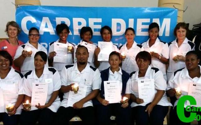 Op die foto ontvang die suksesvolle studente hul sertifikate van Elnette du Toit, area bestuurder van Kansa (links agter).Â  Die studente is voor van links:Â  Preseine Africa (hoogste lof toekenning), Shimonnay Visser, Denzil Ceasar, Natalie Pieterse, Andy Dyk en Aida Letsie.Â  Agter van links:Â  Elnette du Toit (spreker), Yolandie Jansen, Elwida Europa, Sharon Jantjies, Joynaline Marthinnus, Ronelda Barends, MariÃ©gen Swart, Barbara Martins (hoogste lof toekenning) en IrÃ©ne de Waal (geregistreerde verpleegkundige en opleier).