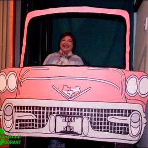 MariÃ© Nelson agter die stuur van die pienk eietydse motor wat deel was van die â€˜Rock-n-Rollâ€™ tema-aand.