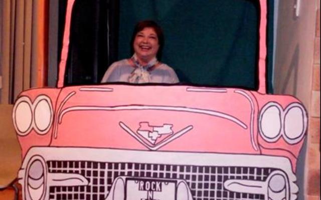 MariÃ© Nelson agter die stuur van die pienk eietydse motor wat deel was van die â€˜Rock-n-Rollâ€™ tema-aand.