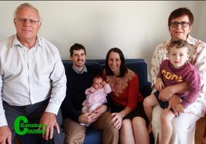 Oupa dominee Dirk doop sy eie kleindogter