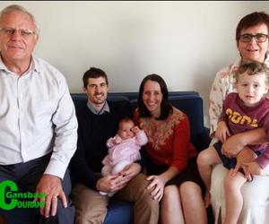 Oupa dominee Dirk doop sy eie kleindogter