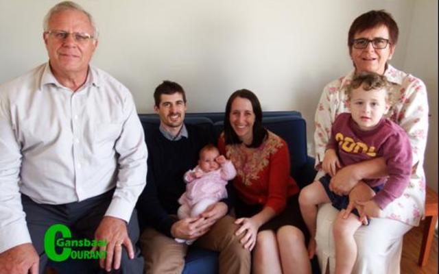 Die trotse doopouers en grootouers van AmÃ©lie Smit wat deur haar oupa gedoop is. Vlnr Oupa (ds) Dirk van Dyk, Christian en Inge Smit (doopouers) met die dopeling, AmÃ©lie Smit tussen hulle en Ouma Marina van Dyk met FC Smit, AmÃ©lie se boetie, op haar skoot.