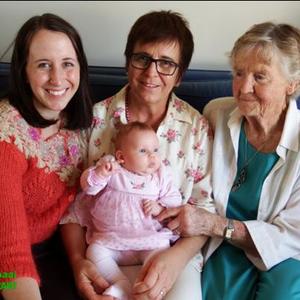 Vier vrouegeslagte bymekaar na afloop van die doopplegtigheid van ds Dirk en Marina van Dyk se kleindogter. Vlnr Inge Smit (ma), Marina van Dyk (ouma) en Ina Wevell (oumagrootjie). Op Marina se skoot is die 4de geslag, AmÃ©lie Smit wat deur haar oupa gedoop is.  