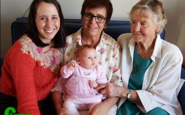 Vier vrouegeslagte bymekaar na afloop van die doopplegtigheid van ds Dirk en Marina van Dyk se kleindogter. Vlnr Inge Smit (ma), Marina van Dyk (ouma) en Ina Wevell (oumagrootjie). Op Marina se skoot is die 4de geslag, AmÃ©lie Smit wat deur haar oupa gedoop is.  