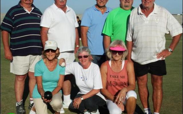 Die Birkenhead Boothengelklub se span het weliswaar nie gewen nie, maar het hul merk gemaak deurdat hulle vir die eerste keer in die klub se geskiedenis aan â€˜n rolbal besigheidsliga deelgeneem het - en glad nie sleg gevaar het nie. Voor vlnr Suzette Wiese, Marlene van Rooyen en Stella Swart. Agter vlnr John van Rooyen, Danie Fourie, Johan Wiese, Kokkie de Kock en Steve Muller. Jean en Ronel Downing kon nie die fotosessie bywoon nie.