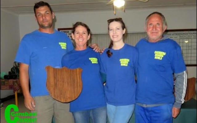 Overberg Boards het die tweede plek in die â€˜Aâ€™-groep ingeneem. Die span is van links:  AndrÃ© en Juanita Hage saam met Roxane Moore en Nico Jooste.